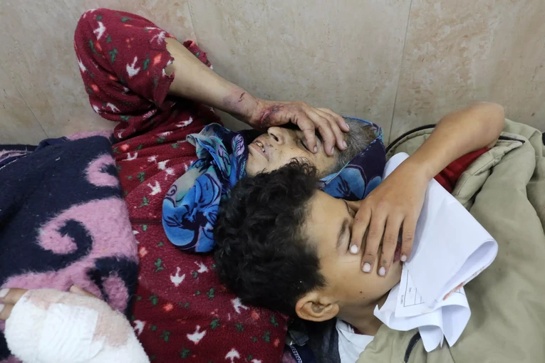 Một phụ nữ v&agrave; trẻ em bị thương trong vụ n&eacute;m bom của Israel nằm tại bệnh viện ở Gaza, ng&agrave;y 30/12. Ảnh: AFP