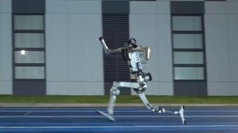 Trung Quốc: Robot hình người phá kỷ lục tốc độ của Usain Bolt