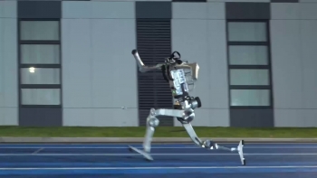 Trung Quốc: Robot hình người phá kỷ lục tốc độ của Usain Bolt