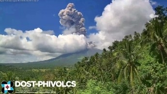 Núi lửa Philippines phun trào, cột tro bụi cao khoảng 3 km